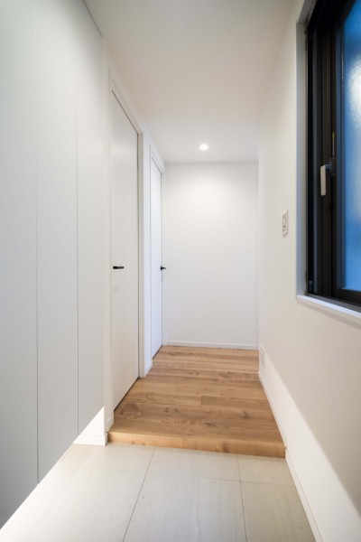 住まいの顔となる玄関は清潔感溢れる空間です。収納力をもつシューズボックスは、お手持ちの靴がたっぷり収納できそうです。人感センサーライトを設置したので、明るい空間が出迎えてくれます。