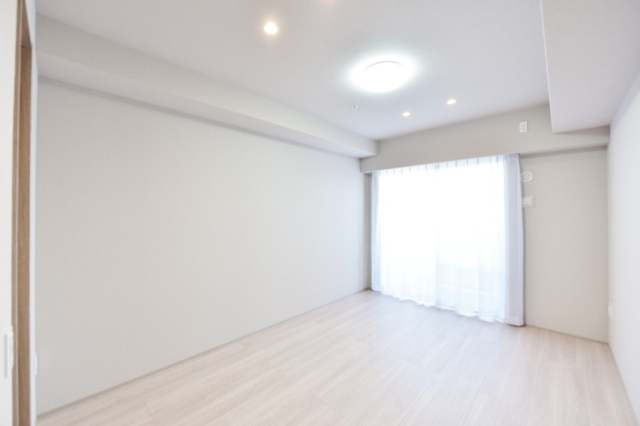 洋室1(約8.0帖)はバルコニーに面し、一日を通して優しい光がさしこむお部屋です。シンプルな内装に仕上げていますので、インテリアや小物でリラックスできる空間を作り上げることができます。