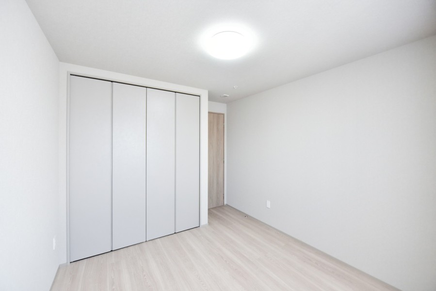 洋室2(約6.2帖)は自分の時間、趣味や課題、お仕事などに集中できるプライベートスペースです。窓を開けると淀川方面の眺望を眺めることができ、リフレッシュできます。