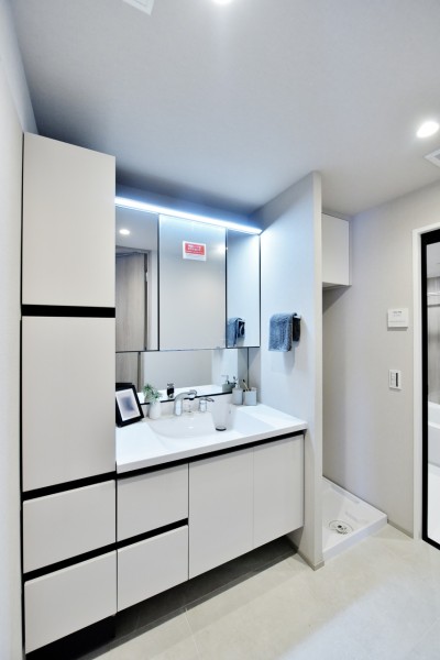 サイドキャビネット付でたくさんの収納を備えた洗面台です。朝の慌ただしい時間も、入浴後の穏やかな時間も快適に過ごして頂けます。タッチレススイッチ採用で手を触れずに照明をonoffできます。