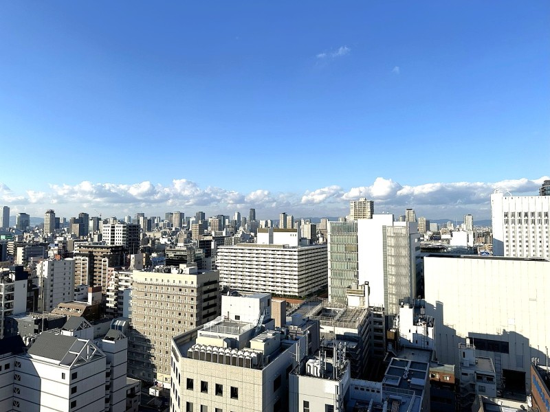 北側眺望です。大阪市街の街並みと大きな空を眺めることができます。活気あふれる街並みと、広い空の変化を楽しみながら毎日の生活に安らぎとエネルギーを与えてくれます。