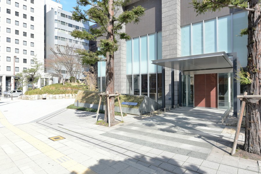 上本町駅から徒歩5分、大阪メトロ谷町九丁目駅徒歩5分とアクセス良好な立地です。近隣にはお買い物施設や教育施設が充実しており、毎日の生活を便利に支えてくれます。ペット2匹まで飼育可能です。