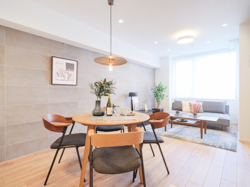 リビングの一面には高級感を演出してくれるアクセントタイルを採用しています。備え付けのピクチャーレールがあるため、お気に入りのアートやグリーンなどが設置しやすく、自由な空間づくりをお楽しみいただけます。