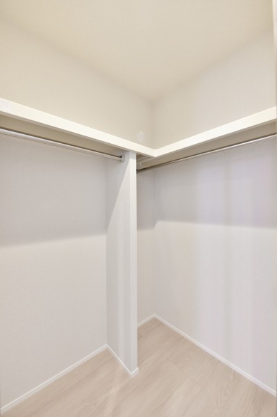 洋室1にはハンガーパイプに枕棚を備え付けた大容量のウォークインクローゼットを設置しました。お気に入りの衣類から季節物の家電などあらゆるものを収納できます。洋室2にもウォークインクローゼットを設置しました。