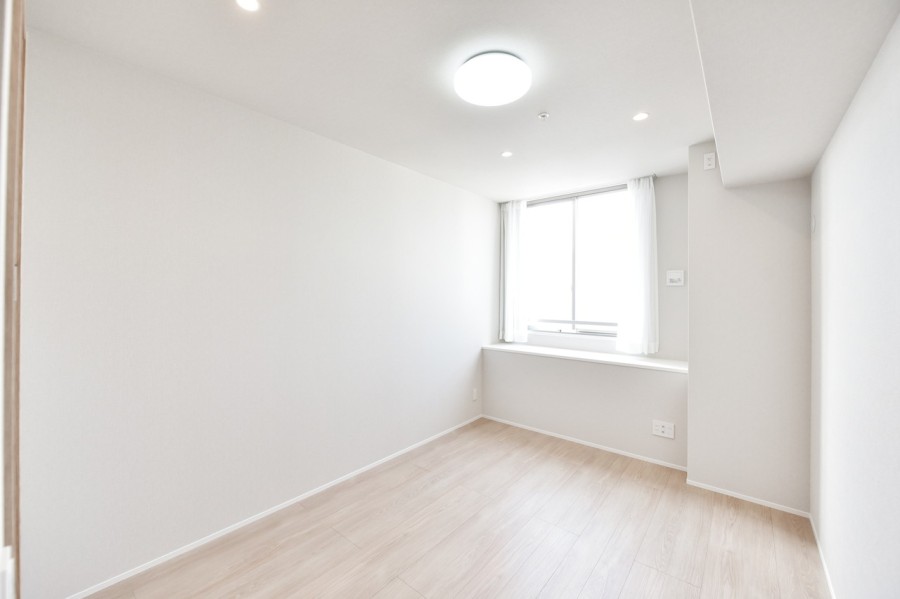 洋室2(約7.9帖)家具を置いてもゆったりとした空間が確保できるプライベートスペースです。ウォークインクローゼットを設置していますので、お部屋をすっきりと整頓できますので、空間を広々と使用できます。