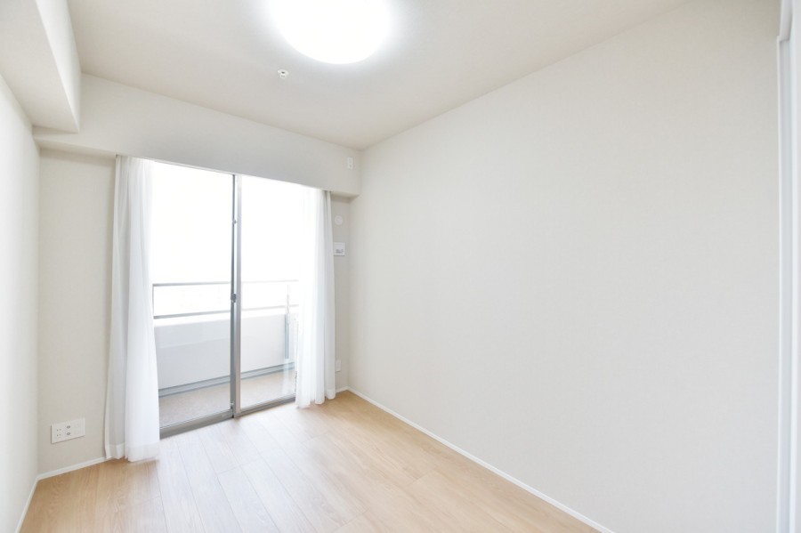 洋室3(約5.0帖)はバルコニーに面し、優しい光とさわやかな風を感じるお部屋です。快適な空間で趣味や課題、自分の時間に集中できます。家族それぞれに大切なプライベート空間を確保できます。