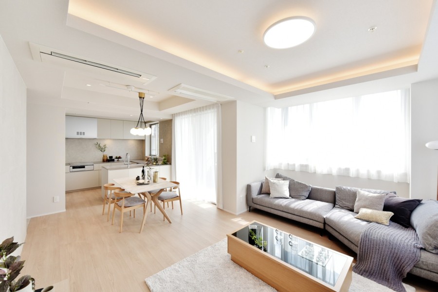 南・西の二面採光で明るく開放感のあるLDKは約21.9帖の広さがあります。リビング、ダイニングには床暖房を設置し、冬も素足で過ごしたくなるようなのびやかな団らんのスペースになりました。