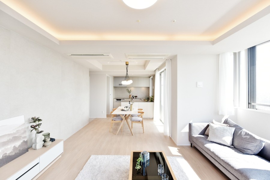 ナチュラルな内装、壁には主張しすぎない柔らかな表情が空間をエレガントに演出してくれるタイル貼りを施しました。落ち着きのある洗練された雰囲気でインテリア選びも楽しめます。