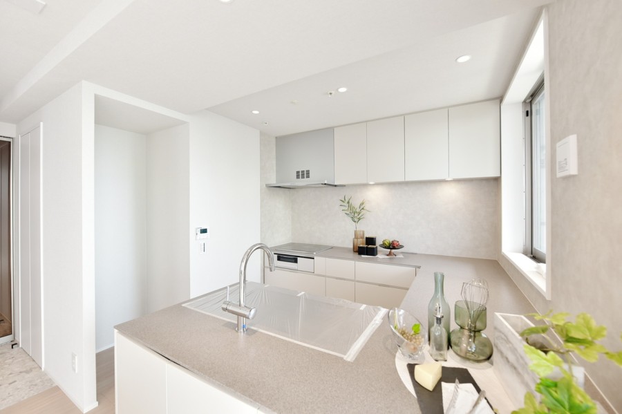 このお部屋のために設えた田中工藝製のU字型キッチンです。吊戸棚や引き出しなど、たくさんの収納を備え付けましたので、調理家電や食器類、調味料などたっぷり収納できます。食器洗浄機・ディスポーザー完備。