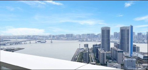 東京湾・レインボーブリッジを一望する眺望が広がります。タワーマンション高層階ならではの景色が忙しない日々の喧騒を忘れさせ、心安らぐ伸びやかな時間を叶えます。