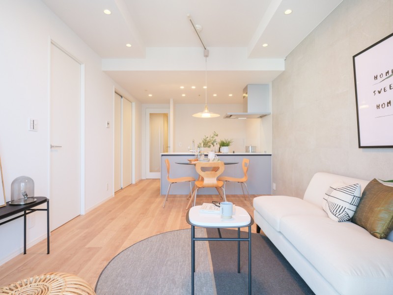 約13帖のLDKには窓からの陽光が降り注ぎ、穏やかで心地よい住空間が広がります。リビング部分には床暖房が敷設されているため、通年快適な温度を保ちながらお過ごしいただけます。