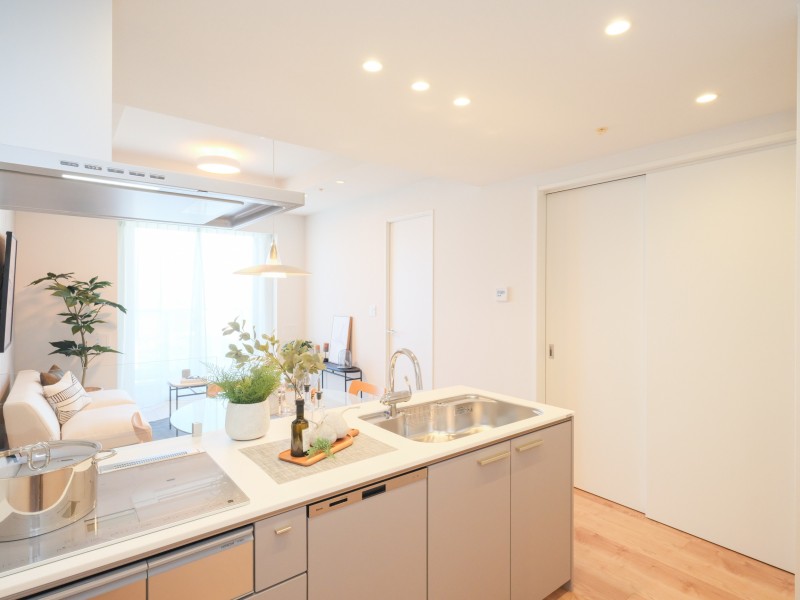 システムキッチンには、すっきりとしたデザインが特長のIHコンロを新規設置しています。ダイニングの様子を見守りつつ家事がすすめられるキッチンは、子育て中の方にもおすすめです。