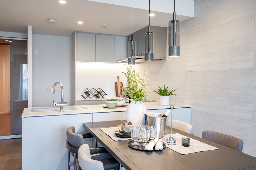 背面にはキッチンとお揃いでスタイリッシュなカップボードを備え付けました。カウンター部分には調理家電やワインなどを置くことができます。