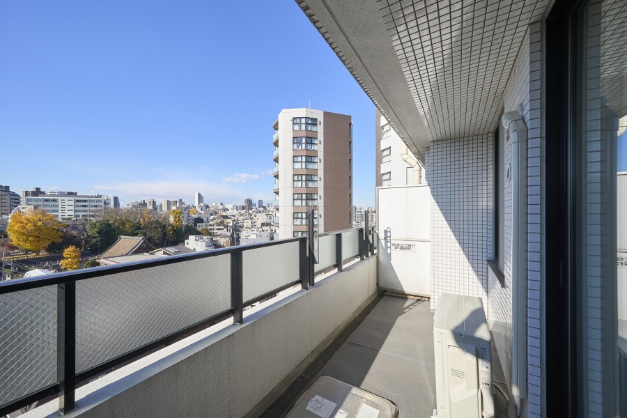 やわらかな光と心地よい風を感じられる、気持ちの良いバルコニーです。スロップシンクも備えており、植物の水やりや掃除にも便利にお使いいただけます。