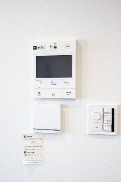 ◆TVモニター付インターホン◆訪ねてきた相手をモニター越しに確認でき、防犯対策に役立ちます。インターホン越しに話をすることが可能です。