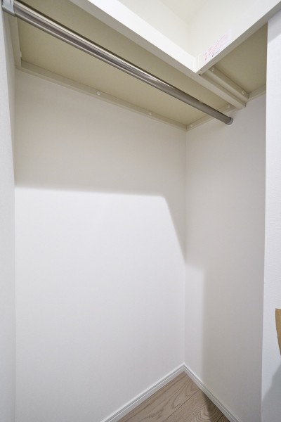 各居室に収納スペースがあります。かさばるアウターや季節物の寝具、家電などを収納することができるので、居室を広くお使いいただくことが可能です。