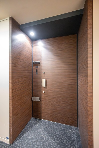 重厚感のあるブラウンカラー調で整えられた共用部はラグジュアリーな空間となっております。ゲストルームやBBQガーデンなど共用設備が充実しており、生活を豊かにしてくれます。