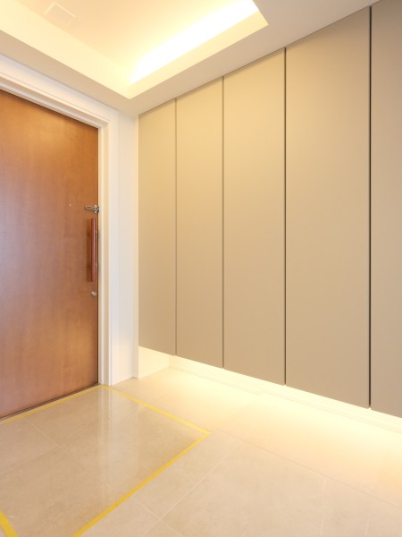 玄関には高さのある下足箱を設置し、シューズをたくさん収納できるようにしました。フットライトを設置することで、どんな時間でも快適に使用できるようにいたしました。また、広々としているため大人数で利用しても余裕があります。