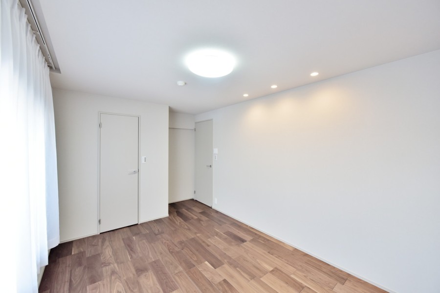 洋室2(約7.6帖)は東側に窓があり、気持ちの良い朝日を取り込むお部屋です。落ち着いた色合いの内装ですので、心や体をしっかりと休めることができるプライベートスペースです。