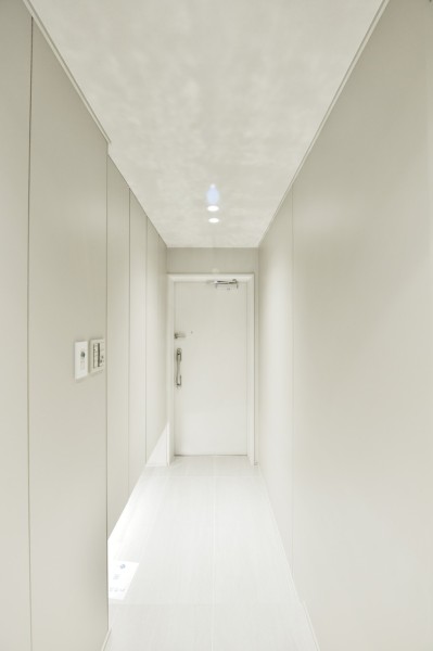 フットライトが優しく足元を照らす玄関です。ホワイトの清潔感ある内装が家族やゲストを気持ちよく迎え入れます。人感センサーライトを設置していますので、遅い時間のご帰宅、手がふさがっている時でも自動点灯で安心です。