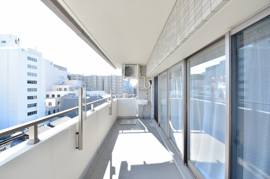東面のバルコニー、北面にはルーフバルコニーを備えた最上階の南・東・北の三方角住戸です。お部屋の中に快適な風や光を運んでくれます。スロップシンクを備えていますので、お掃除のときも便利です。