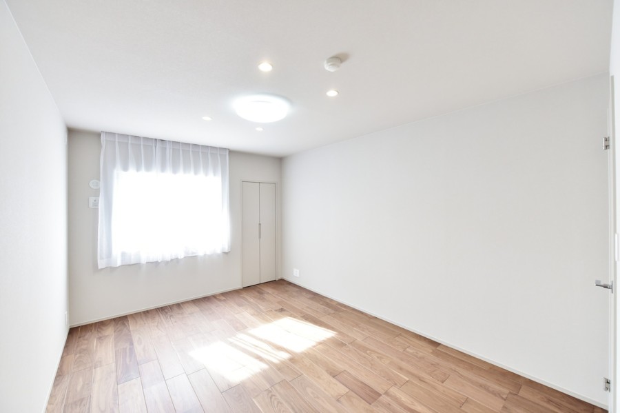 洋室1(約8.5帖)は南側に窓があり、一日を通して優しい光が差し込むお部屋です。全ての居室に床暖房を備えていますので、寒い季節も裸足で過ごしたくなるような快適なくつろぎのスペースです。