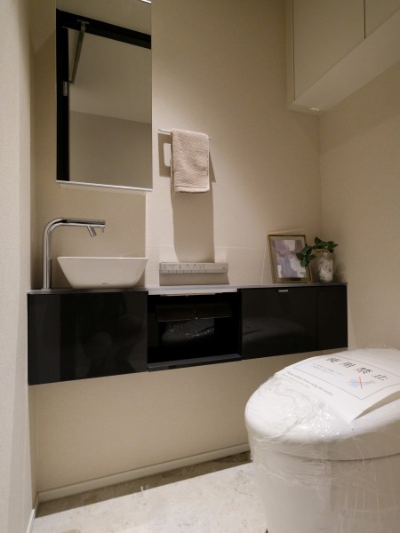 優しい色合いのレストルームにはタンクレストイレと手洗い場、鏡を設置いたしました。タンクのお掃除が不要なため、家事の手間が少し軽減できます。また、鏡で身だしなみチェックができる嬉しい仕様です。