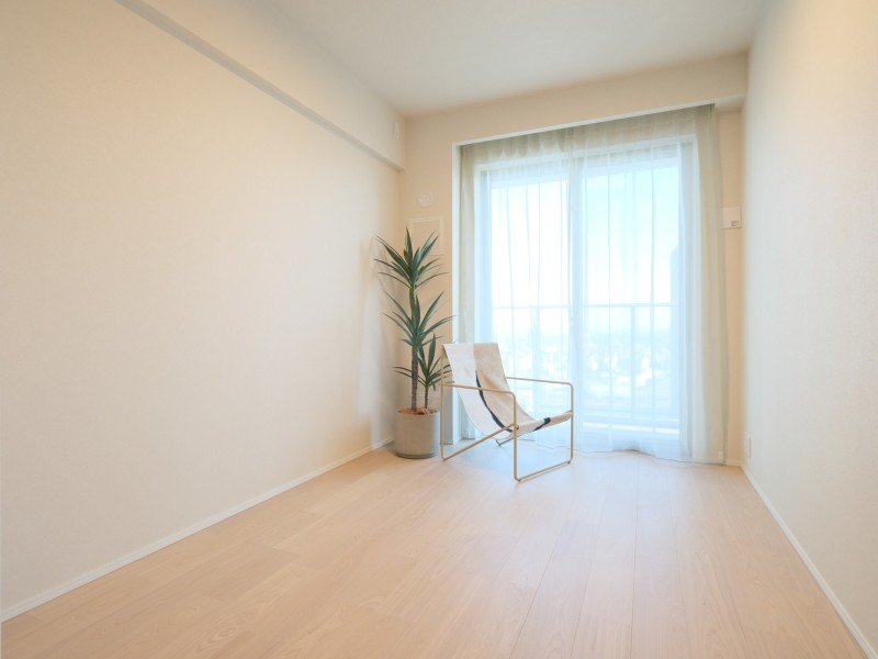 約6.0帖の洋室1は、LDから一番遠くプライベート性が高いお部屋です。大きな窓から優しい陽光を取り込み、お部屋をあたたかく照らします。