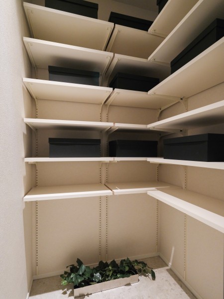 玄関にはシューズインクローゼットがあります。可動式の棚になっているため収納する物に合わせて高さを調整できます。シューズの形を崩さずに収納できる嬉しい仕様です。