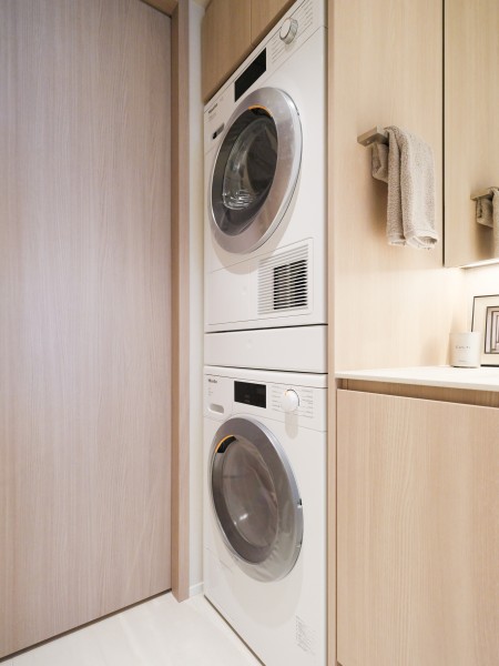 洗面室にはMiele(ミーレ)製の洗濯機と乾燥機を設置いたしました。衣類や素材のダメージを防いだり、素材に応じて優しくケアしながら洗い、乾かすドイツ式のお洗濯を実現できます。お洗濯が楽しくなりますね。