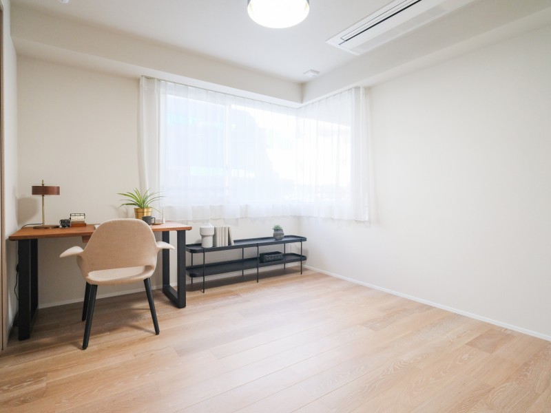 洋室1は約6.5帖の広さがあり、凹凸が少ないお部屋なので、ベッドを配置しやすいため主寝室にぴったりです。お好きなインテリアを設置して、理想のお部屋作りをすることができます。