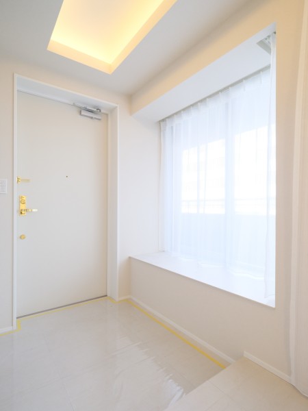 淡い色調で整えられた上質な玄関は、外出から戻ってくると、ホッと息をつけるような場所となっています。建具がクロスと同系色のため統一性を感じ、清潔感のある爽やかな空間を演出します。