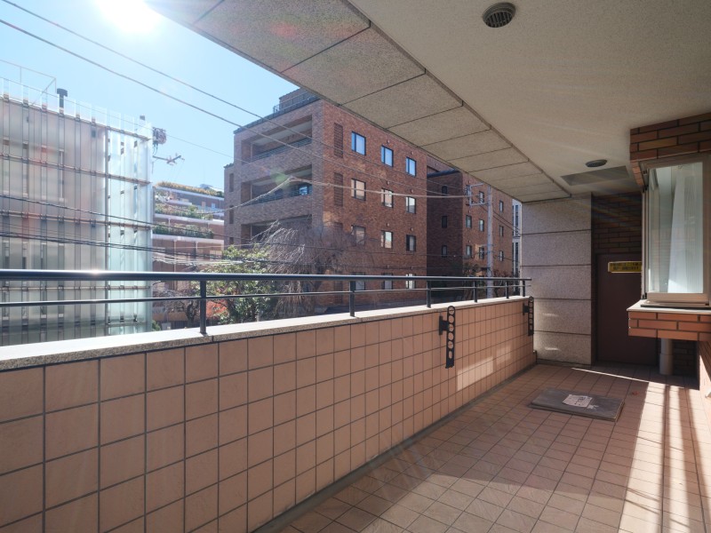 約46m²の三面バルコニーがある住戸です。心地よい陽光を取り込み、居住空間へゆるやかに紡ぎます。暮らしの中で大切な光と風を演出してくれる居心地の良い空間です。