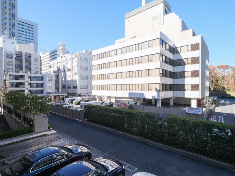 季節の移り変わりを感じる空とビル群のコントラストを楽しむことができる眺望です。晴れた日には景色を眺めながら日向ぼっこをしたくなりますね。