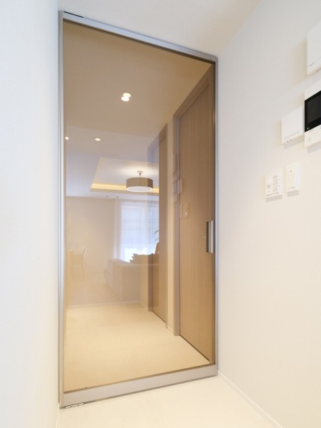 LDKの扉には、極限まで無駄を削ぎ落としたシャープなデザインと、光を取り込み開放感を生み出す高いデザイン性が魅力のRaikiの扉を採用いたしました。ラグジュアリーな透け感で気持ちを高揚させてくれます。