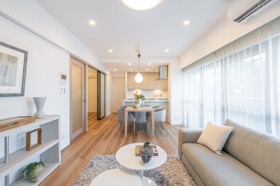 角部屋なのでとても陽当たりが良いお部屋です。柔らかな光と爽やかな風を感じることができる、のびやかな住空間です。