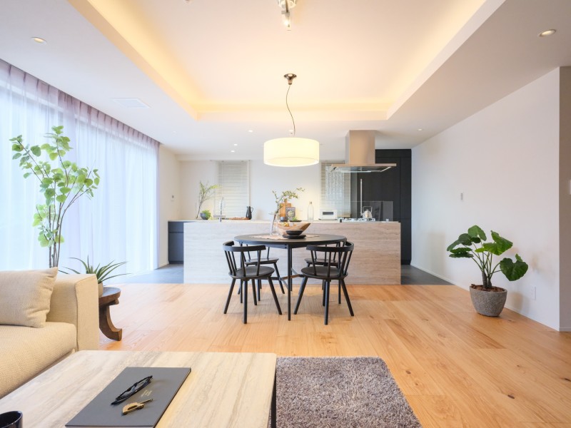 リビングは折り上げ天井の設計を施しました。解放感を感じることができ、柔らかい光がお部屋を明るく照らし出します。シンプルな内装にしたため、お好きな家具を配置しやすいようになっております。