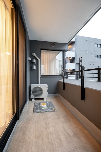 暮らしの中で大切な光と風を演出してくれる居心地の良い空間です。物干し金具付で、簡単に洗濯物を干すことができますね。