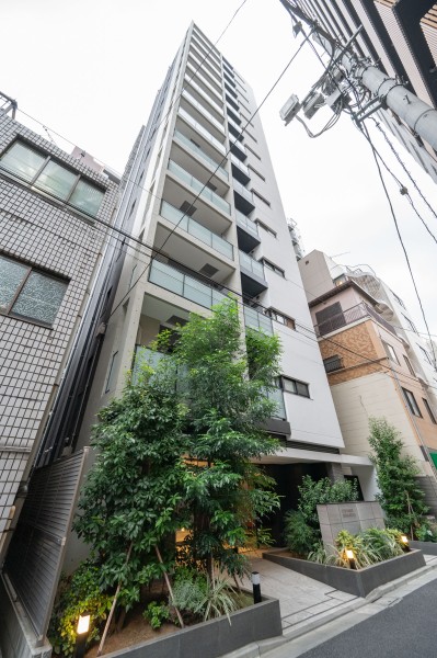 「御成門」駅徒歩6分に位置する、2020年築の14階建てマンションです。おしゃれなショップが立ち並ぶ「新虎通り」までも徒歩約3分のため、日々のお買い物にも便利な住環境が整っています。