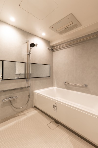 グレイッシュでスタイリッシュとモダン感が溢れるバスルームです。暖房・涼風・換気・乾燥機能付きで1年中快適なバスタイムをお楽しみいただけます。