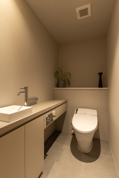 レストルームも水回りの統一感がある空間に仕上げました。タンクレストイレやスティックリモコン、手洗いカウンターなどを設置し、清潔感がありスマートな雰囲気を醸し出します。