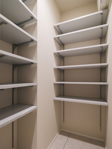 玄関には大容量のシューズインクローゼットが備わっています。棚は可動式のため、シューズの高さに合わせて調整可能、雨具やアウトドアグッズなども収納いただけます。