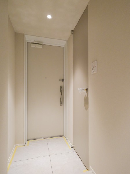 玄関の照明は人感センサーなので、帰宅時に暗闇の中手探りでスイッチを探す必要がありません。いつでも明るい空間が出迎えてくれます。