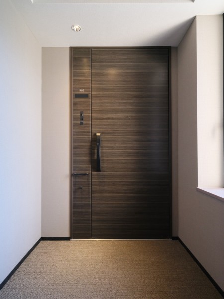 柔らかく上品な印象の共用部です。清掃が行き届いた様子から管理体制の良さが伺えます。犬猫2匹までペット飼育可(規約有)、宅配ボックス完備。