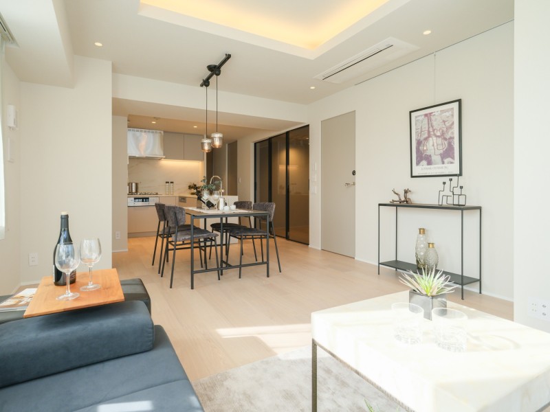 リビングには床暖房が敷設されているので、寒い季節でも足元からの冷えを気にせず、ご家族や友人との時間を快適に、大切にお過ごしいただけます。