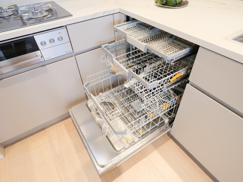 ◆食器洗浄機◆家事の時間を短縮できる優れもの。さらに節水・節約を同時に行うことができるので、人気があり重宝します。