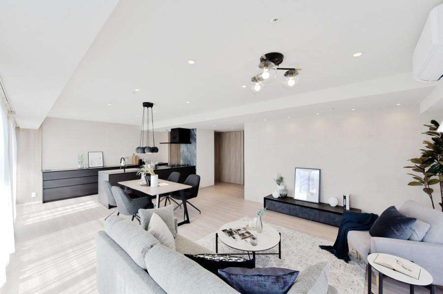 13階部分南東角住戸です。南と東の二面から採光のあるLDKは約28.8帖の広さ、折り上げ天井でさらに奥行きと開放感を生み出しています。神戸の街に馴染む洗練されたスタイリッシュな色彩の内装に仕上げました。