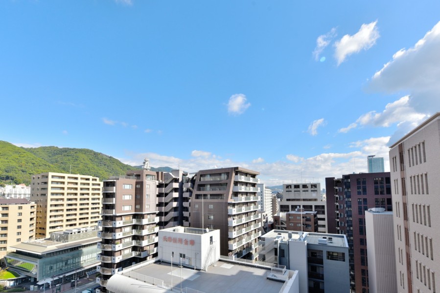 神戸トアロードの異国情緒あふれる空気感と、六甲山系の山々、時間とともに変化していく大きな空とを楽しめる贅沢な眺望です。神戸に根付く様々な文化や歴史を探しにお出かけしたくなります。