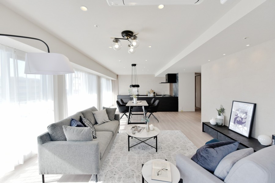 L字型のバルコニーに囲まれた2面採光のLDKは自然光で満たされた約28.8帖、家族やご友人との充実した時間を過ごせる広々とした空間です。大型家具を設置してもゆったりくつろげる余裕があります。