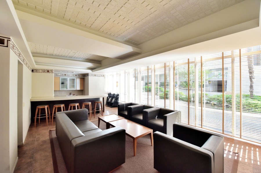 神戸の海と山、多国籍な街の雰囲気に合うロビーです。目の前のトアロードにはグルメやファッション、様々なジャンルのお店が並び、休日の散策は飽きることなく楽しめそうです。